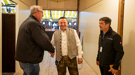 Betriebsleiter Nico Fratric begrüßt die beiden Aufsichtsperson und schon geht die Besichtigung los. | © Martin Hangen München Die BGN auf dem Oktoberfest 2025