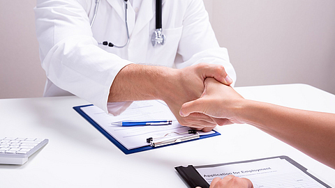 Patientin verabschiedet sich von ihrem behandelnden Arzt | © Andrey Popov - stock.adobe.com Patientin verabschiedet sich von ihrem behandelnden Arzt