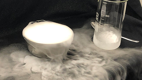 Der beim Einsatz von Trockeneis oft zu beobachtende Nebel besteht aus kondensiertem Wasser aus der Umgebungsluft. | © BGN / Dr. Wiesemeier Showeffekt Trockeneis