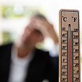 Geschäftsmann arbeitet bei heißem Wetter