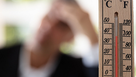Geschäftsmann arbeitet bei heißem Wetter