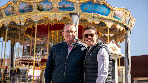 Anna Langenberg-Bienert und Toni Bienert vor dem Venetian Carousel