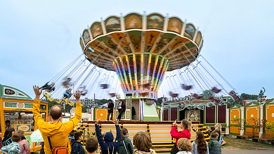 Auf der Oidn Wiesn versprühen traditionelle Fahrgeschäfte wie solch ein Kettenkarussell einen Hauch von Nostalgie. | © Martin Hangen München Die BGN auf dem Oktoberfest, Kettenkarussell