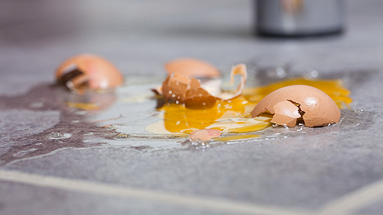 Eieiei ... Verschmutzte Fußböden sofort säubern – sonst drohen bei Verunreinigungen durch Wasser, Öl, Fett oder anderes schmerzhafte Rutschpartien. | © plprod - stock.adobe.com Zerbrochene Eier auf dem Boden