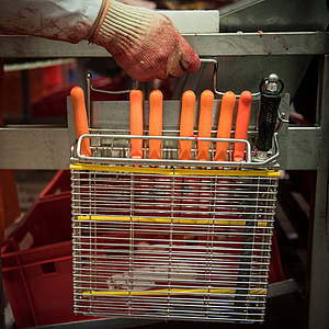 Vorbildlicher Transport der Messer in einem Messerkorb. | © Urheber: Andreas Arnold, Friedrich-Ebert-Straße 12, 63225 Langen. Universum hat der BGN die einfachen, zeitlichen und räumlich unbeschränkten Nutzungsrechte eingeräumt. Weitergabe an Presse mit Angabe des Urhebers zulässig. Keine Bearbeitung und Umgestaltung zulässig. Vion Shooting Universum