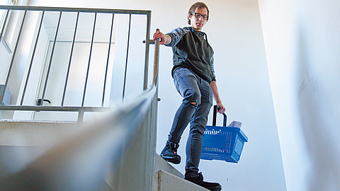 Mann läuft die Treppen runter