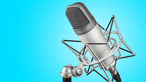 Silbernes Studiokondensatormikrofon mit Podcast-Wort