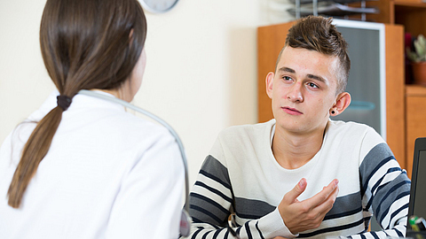 Ärztin befragt jugendliche Patientin im Büro | © JackF - stock.adobe.com Ärztin befragt jugendliche Patientin im Büro