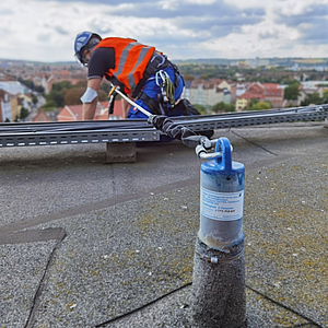 Anschlageinrichtungen, die mit Drahtseilen oder Schienen verbunden sind, erleichtern unvermeidbare Arbeiten mit Absturzgefahr erheblich. | © Stephan Breithaupt FSA GmbH / BGN Mann in Rückhaltesystem an Absturzkante