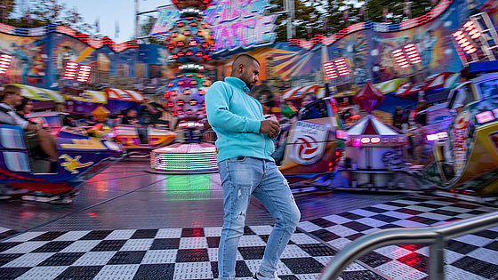 FALSCH! Niemand darf im Stehen auf schnelleren Fahrgeschäften mitfahren. | © Deutscher Schaustellerbund e.V. Verhalten auf Fahrgeschäften