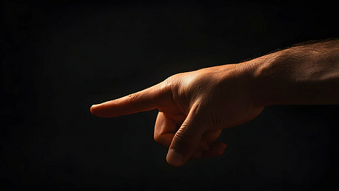 Eine Szene, in der Menschen mit dem Finger auf jemanden zeigen