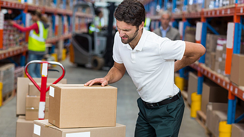 Arbeiter mit Rückenschmerzen