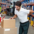 Arbeiter mit Rückenschmerzen | © WavebreakmediaMicro - stock.adobe.com Arbeiter mit Rückenschmerzen