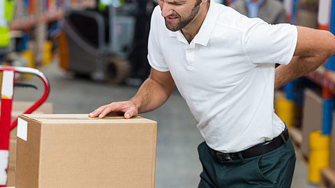 Arbeiter mit Rückenschmerzen | © WavebreakmediaMicro - stock.adobe.com Arbeiter mit Rückenschmerzen