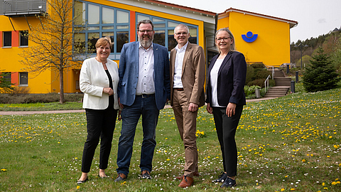 V. l. n. r.: Martina Hesse-Spötter (stellv. Hauptgeschäftsführerin der BGN), Stefan Mallwitz (alt. Vorstandsvorsitzender BGN), Dirk Ellinger (Vorstandsvorsitzender BGN), Franziska Tanz (Leiterin Ausbildungszentrum Reinhardsbrunn). | © Martina Petter/Photo Petter, Waltershausen 25 Jahre Ausbildungsstätte Reinhardsbrunn