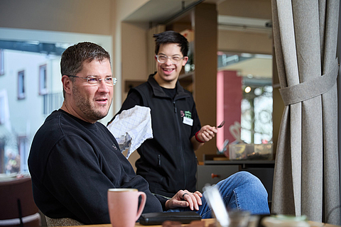 Max C. Luscher (links) und Matteo Schultheis (rechts) im Inklusionscafé Coffee, Brownies and Downies | © Dominik Buschardt Max C. Luscher (links) und Matteo Schultheis (rechts) im Inklusionscafé Coffee, Brownies and Downies