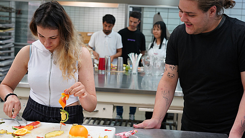 Nevin und Nico probieren sich beim Dekorieren von Cocktails aus