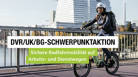 Eine Fahrradfahrerin auf einer Brücke