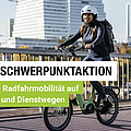 Eine Fahrradfahrerin auf einer Brücke