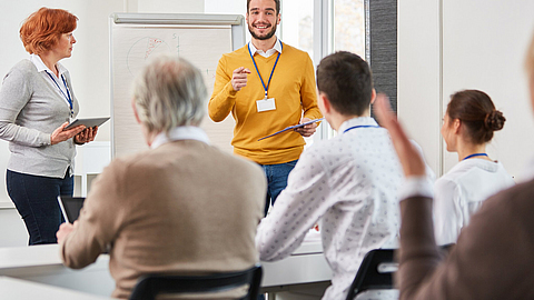 Geschäftsleute besuchen ein Seminar