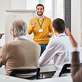 Geschäftsleute besuchen ein Seminar | © Robert Kneschke - stock.adobe.com Geschäftsleute besuchen ein Seminar