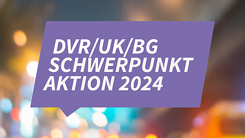 Logo der DVR/UK/BG Schwerpunktaktion 2024 Aufmerksamkeitsdefizite im Straßenverkehr, im Hintergrund Autos im Dunkeln