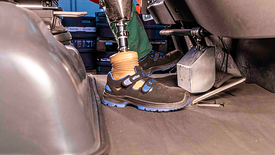 Diese Fußprothese enthält eine Batterie, die durch Muskelkontraktion in Bewegung gesetzt wird. Sie optimiert Dirk Appels Bewegungsabläufe. | © Boris Golz/Brauerei C. & A. Veltins GmbH & Co. KG Akzente Gabelstapler Reha