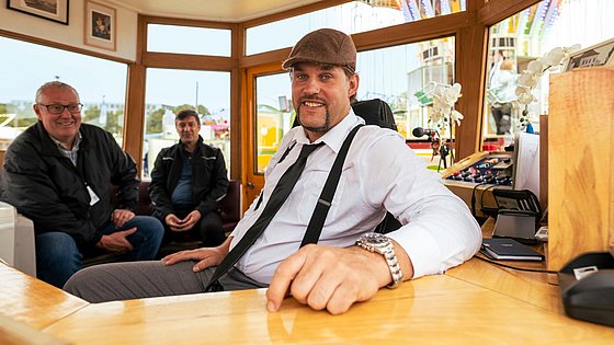 Kettenkarussellbetreiber Josef Kalb hat Zeit für ein entspanntes Gespräch. Wenn der Aufbau seines Karussells gelaufen ist, hat die BGN hier nicht mehr viel zu tun. | © Martin Hangen München Oktoberfest 2025