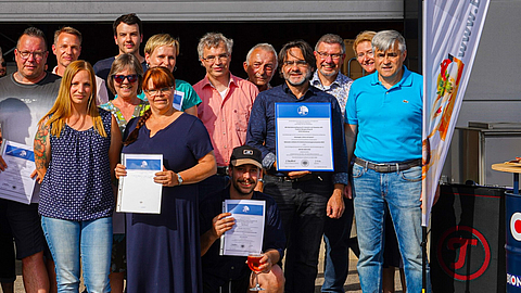 Übergabe der Urkunde anlässlich der bestandenen AMS-Zertifizierung Sicher mit System