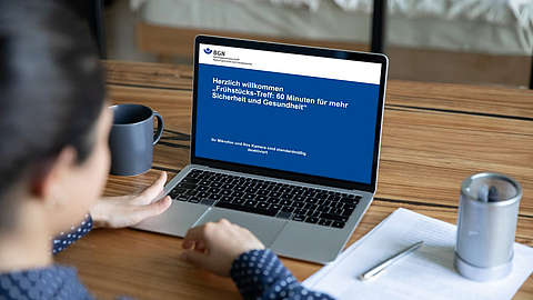 Eine Person sitzt vor einem Notebook und nimmt an einem Onlinemeeting Frühstückstreff teil | © fizkes / stock.adobe.com Eine Person sitzt vor einem Notebook und nimmt an einem Onlinemeeting Frühstückstreff teil