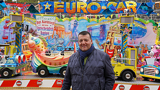 Marco Sottile, Schausteller in fünfter Generation, betreibt einen Greifer und ... | © BGN | Ellen Weidenfeld Marco Sottile vor seinem Kinderkarussell Euro-Car