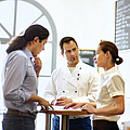 Die Aufsichtsperson führt ein Gespräch mit den Restaurantinhabern | © Oliver Rüther/BGN Die Aufsichtsperson führt ein Gespräch mit den Restaurantinhabern
