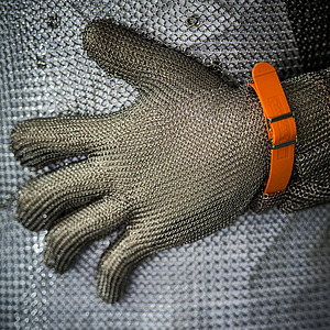 Stechschutzkleidung und schnitthemmende Handschuhe schützen den Körper und die Hände der Beschäftigten. | © Andreas Arnold/BGN Stechschutzhandschuh und Stechschutzschürze ist die Schutzausrüstung in der Fleischwirtschaft