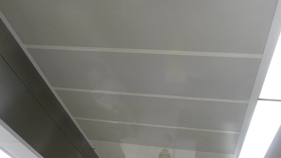 ... oder oberhalb des Arbeitsbereichs anbringen. Beide Varianten sind empfehlenswert! | © Peter Rietschel / BGN Großflächiger Zuluftdurchlass Decke