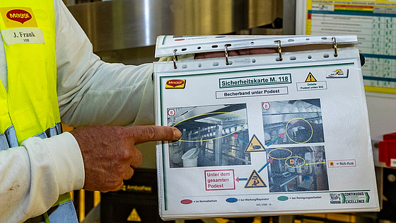 Mitarbeiter im Maggi-Werk Singen zeigt Sicherheitskarte
