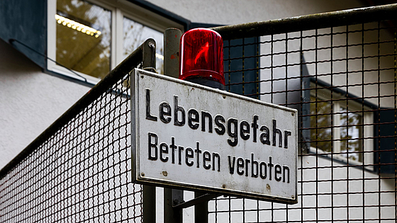 Tobias König überwacht Explosionsversuche im Büro auf der Versuchsanlage Kappelrodeck