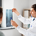 Arzt zeigt dem Patienten in der Arztpraxis Röntgenbilder