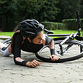 Junge Frau ist im Park vom Fahrrad gefallen
