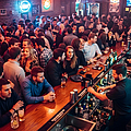 Barkeeper arbeiten in einer sehr vollen Bar.