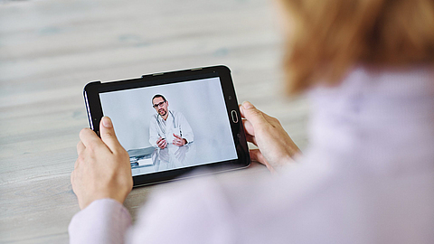 Frau kommuniziert mit Arzt über Tablet | © Oliver Rüther/BGN Frau kommuniziert mit Arzt über Tablet