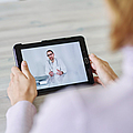 Frau kommuniziert mit Arzt über Tablet | © Oliver Rüther/BGN Frau kommuniziert mit Arzt über Tablet