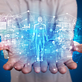 Junge Person, die eine Hologrammprojektion mit gesundheitsbezogenen Grafiken und Symbolen hält
