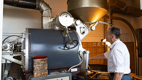 Jörg Bischof an der Röstmaschine | © Ellen Weidenfeld | BGN Jörg Bischof an der Röstmaschine