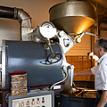 Jörg Bischof an der Röstmaschine