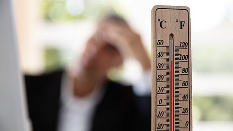 Geschäftsmann arbeitet bei heißem Wetter