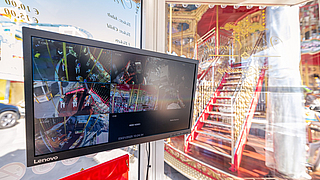 Überwachungsbildschirm im Kassenhäuschen des Venetian Carousel
