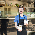 Foodtruck-Besitzer mit Essen