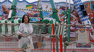 Die Münchnerin Anja Götzke beschäftigt drei bis vier Rumänen, um ... | © BGN | Ellen Weidenfeld Anja Götzke vor ihrem XXL-Höhenrausch auf dem Lukasmarkt