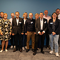 Gruppenfoto vom Vision-Zero-Kooperationspartnertreffen, 12 Leute lächeln in die Kamera