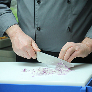 Schneiden mit Schneidbretterhöhung | © BGN/Klaus Pohlmann Schneiden mit Schneidbretterhöhung